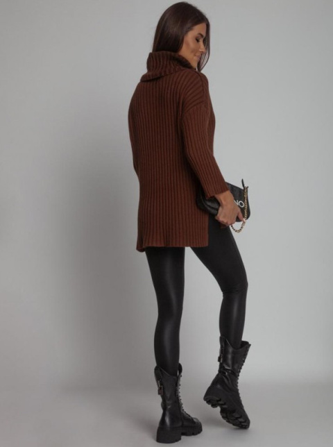 Czekoladowy sweter z golfem